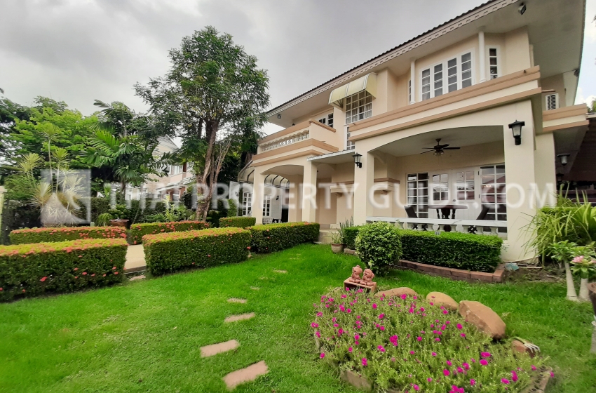 House with Shared Pool in Srinakarin 